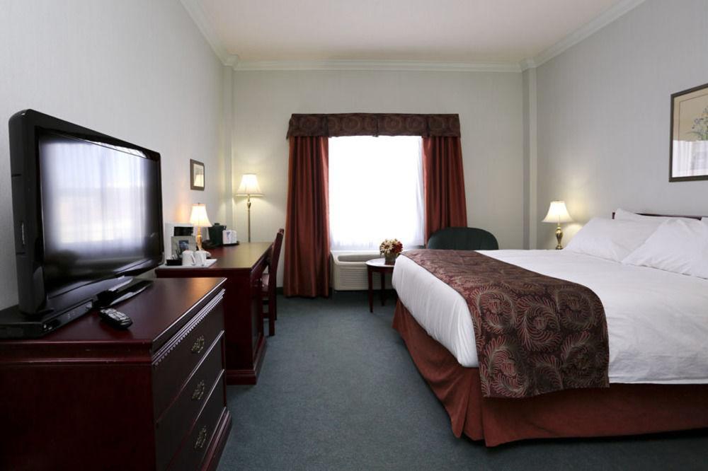 The Bridgeport Inn Fort Mcmurray Bagian luar foto