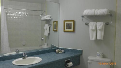 The Bridgeport Inn Fort Mcmurray Bagian luar foto
