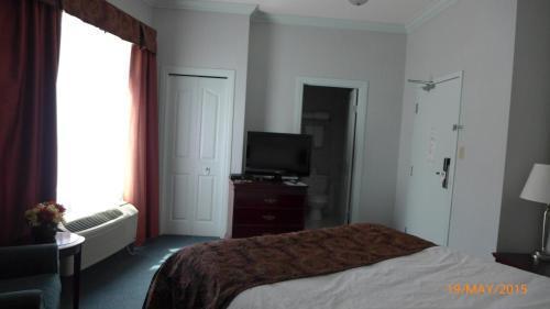 The Bridgeport Inn Fort Mcmurray Bagian luar foto