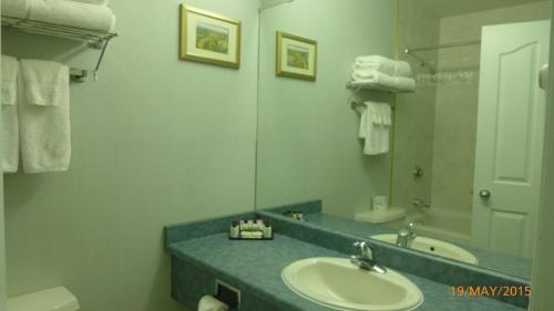 The Bridgeport Inn Fort Mcmurray Bagian luar foto